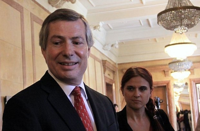 Джемс Уорлик пристига във Враца