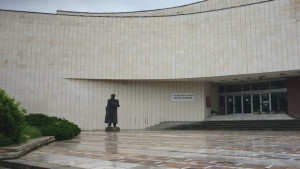 И в Плевен показват изложбата Поколенията образи в огледалото