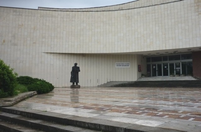И в Плевен показват изложбата «Поколенията - образи в огледалото»