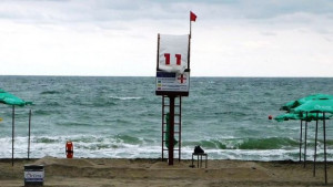 Спасители доброволно патрулират по Бургаския плаж