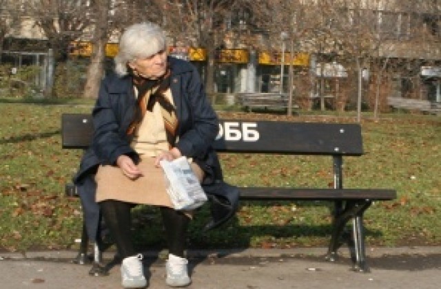 Измъкнаха парите на баба от под дюшека