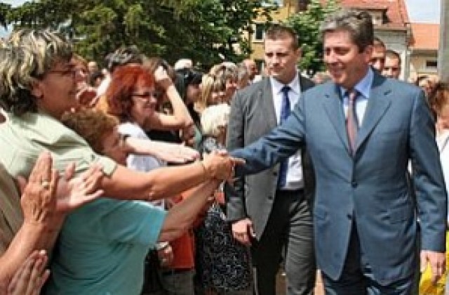 Първанов на храмов празник край родното си село Косача