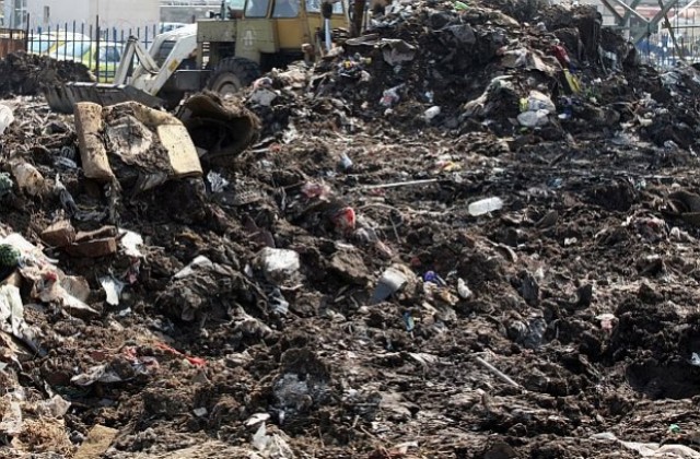 Бъдещ парк в Младост стана сметище