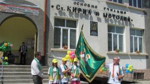 Димитър Александров подари ново знаме на училището в Царев брод