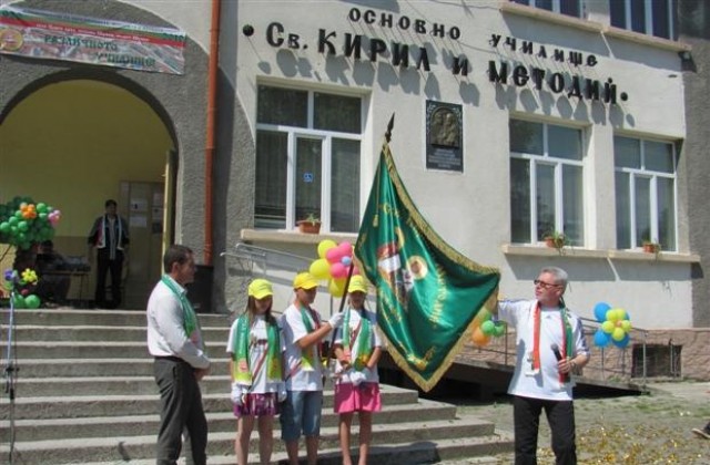 Димитър Александров подари ново знаме на училището в Царев брод