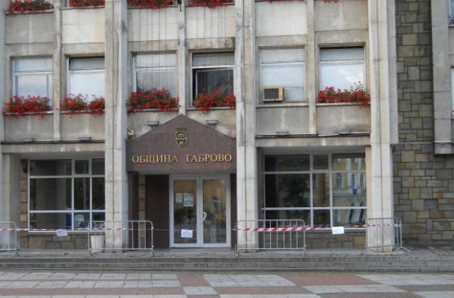 Обезопасяват сградата на Общината
