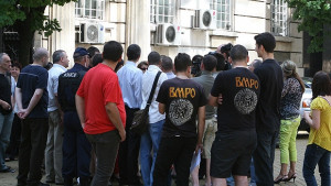 Премахването на околовръстната жп линия събра десетки протестиращи пред МТ