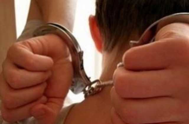 Задържаха наркопласьор край училище