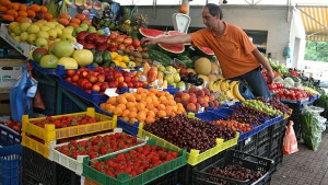 Цените на плодовете и зеленчуците продължават да падат