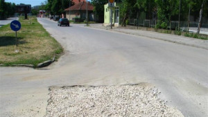 Полицейска патрулка катастрофира заради дупка на булевард