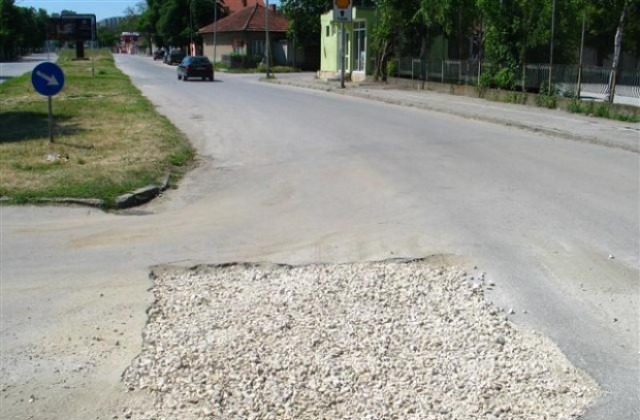 Полицейска патрулка катастрофира заради дупка на булевард