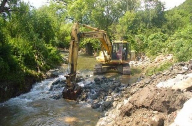 Община Берковица започна корекция на реките