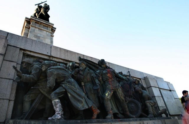 Почистиха паметника на Съветската армия