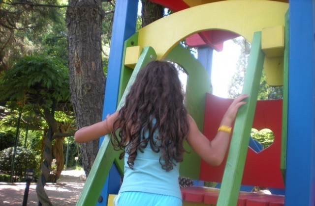 Доброволци обновяват детска площадка