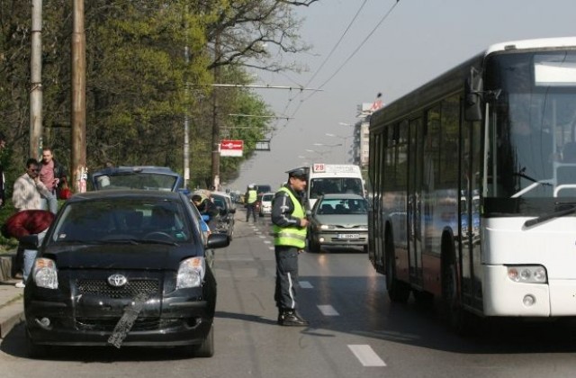 Кола блъсна пешеходец на Цариградско шосе