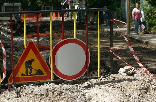 Част от пътното платно при КПП Владая е пропаднала