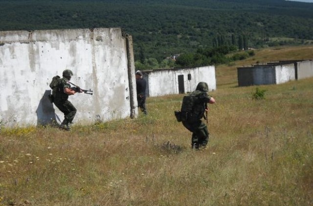 Претърсват сгради, издирват терористи на „Ново село”