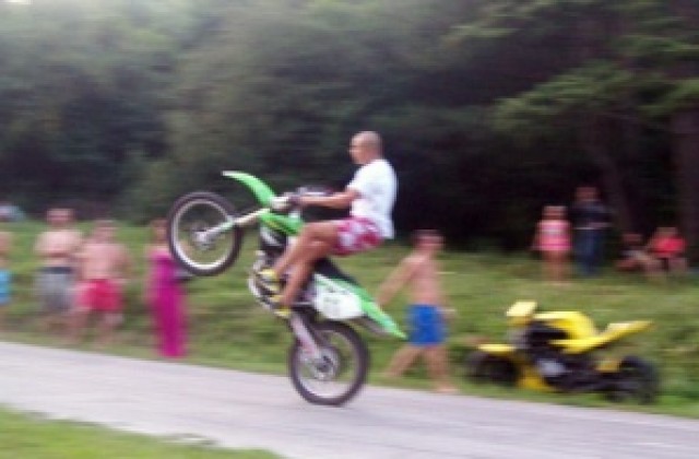 Състезател по мотоциклетизъм катастрофира