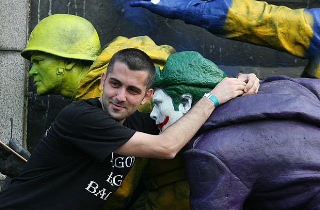 Да бяхте давали поръчки на младите, сега нямаше да лъскате съветски монументи