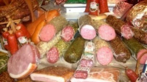 Конфискуваха 140 кг колбаси актуваха обект за продажба на фураж