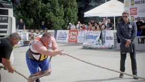 Световни звезди ще теглят 17тонен камион на Златните