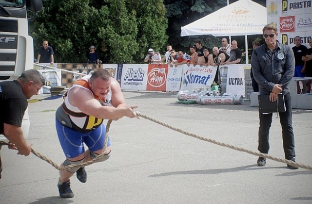 Световни звезди ще теглят 17-тонен камион на Златните