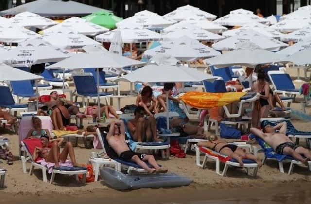 Остава хладно и ветровито, на места и дъждовно