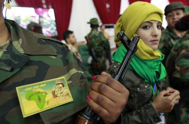 Либия разкри поредното си оръжие срещу НАТО - жени с автомати