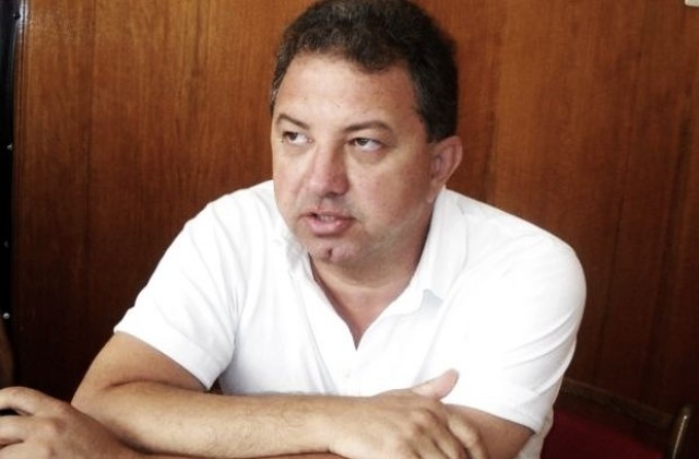 Войводи издигат адвокат за кмет, но милеят за Тотев