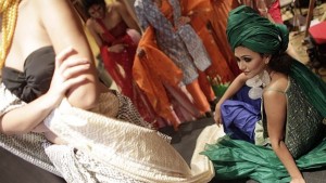 Покорни съпруги проповядват секса като решение на всички социални проблеми