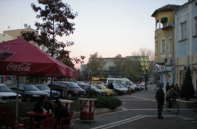 Мъж пострада, след като дърво смачка автомобила му