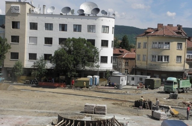 Ремонтът в центъра на Севлиево върви с бързи темпове