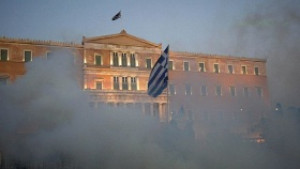 Гръцкият парламент гласува мерките за икономии на фона на протести