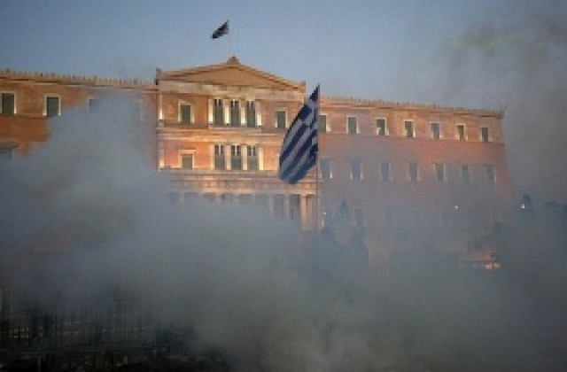 Гръцкият парламент гласува мерките за икономии на фона на протести