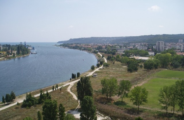 Заради проверка работодател скри работници в баня