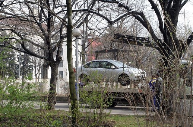 Вдигат автомобили от тротоари и градинки в София