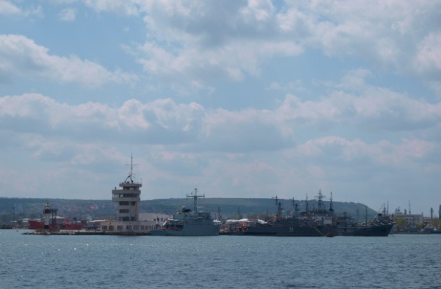 Военният министър на двудневна визита край морето