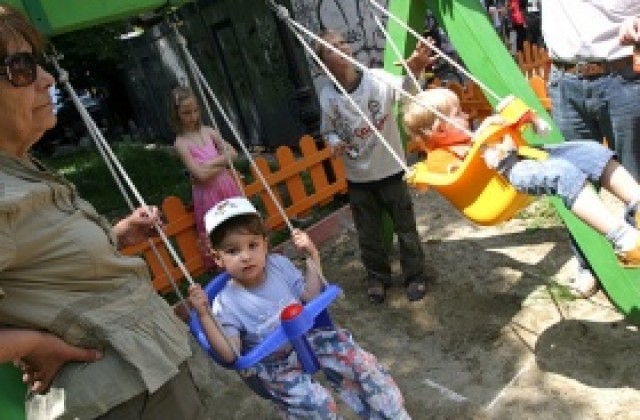 Предвиждат неправомерно получени майчински да се връщат без лихва в определен срок