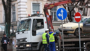Продължават засилените проверки за паркирали по градинки и тротоари в