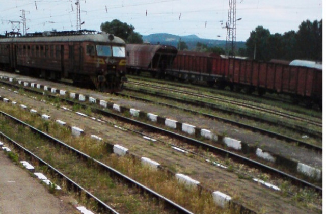 Кабел е щял да подпали влака