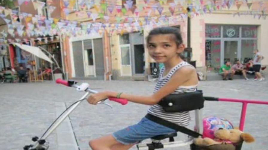 Добро дело: Нов велосипед за момичето с парализа