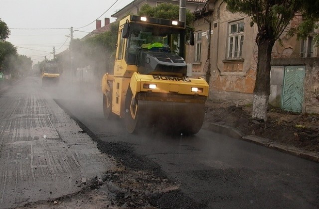 Асфалтират улици в Нова Загора