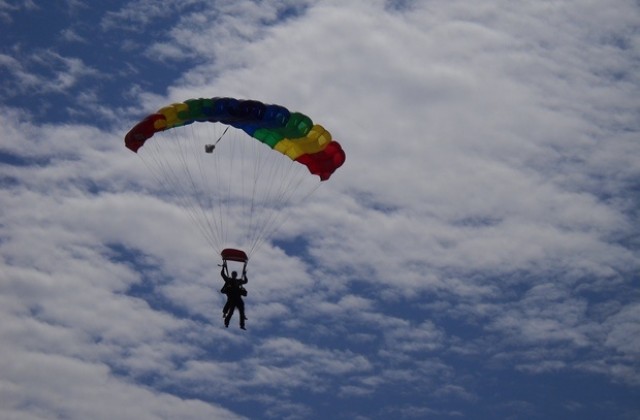 Министър Трайков скочи с парашут, а министър Дончев летя с Икарус