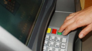 Задържаха джебчии докато теглели пари от чужда сметка