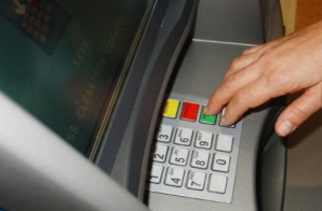 Задържаха джебчии, докато теглели пари от чужда сметка