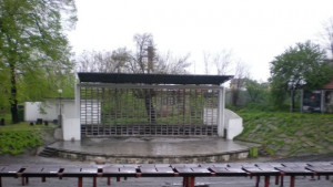 Лятна сцена край реката продължава с Прилепът