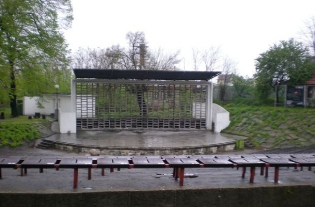 Лятна сцена край реката продължава с Прилепът