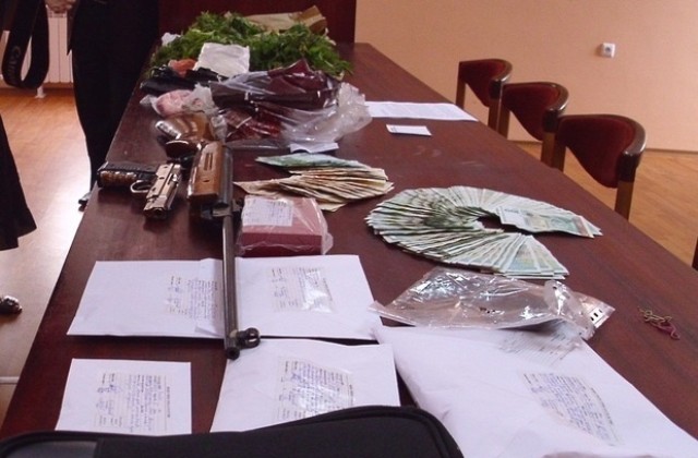 Разбиха наркогрупа в Левски, снабдявала Северна България
