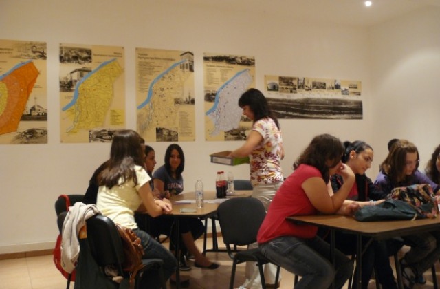 Деца от лятната академия на ателие в музея