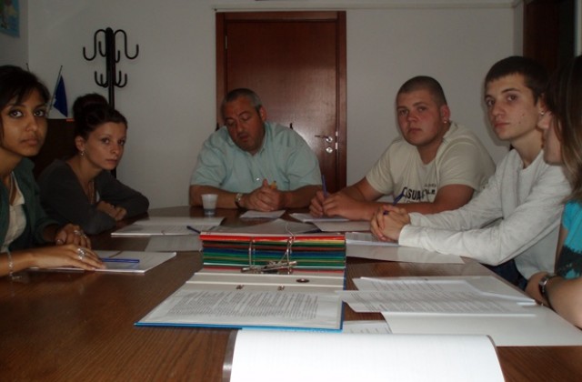 Ученици от ПГТР на практика в областна администрация